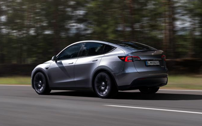 Tesla Model Y in Quicksilver hue